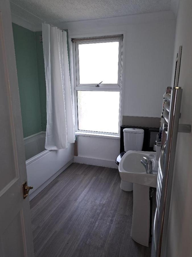 Single Bedroom Near London Seven Kings Train Station Ilford Exterior photo