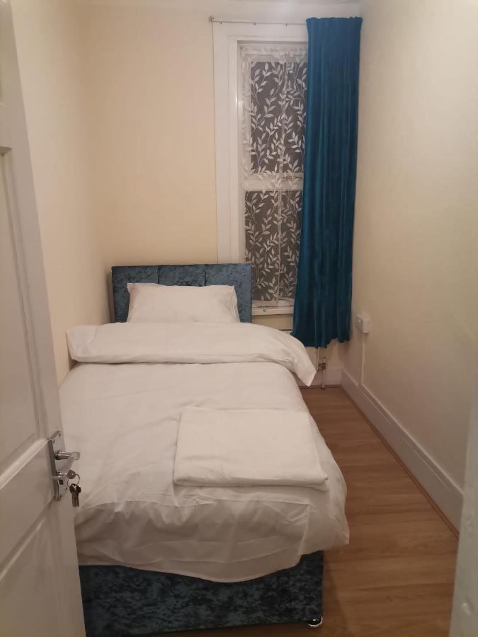 Single Bedroom Near London Seven Kings Train Station Ilford Exterior photo